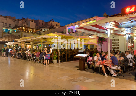 Portugal, Algarve, Albufeira, Meer Restaurants in der Abenddämmerung Stockfoto