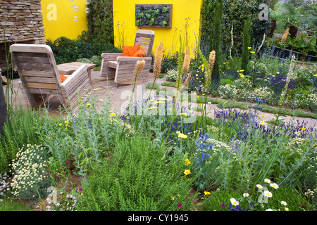 Wohnzimmer im Freien in zeitgenössischen gestalteten Garten. Stockfoto