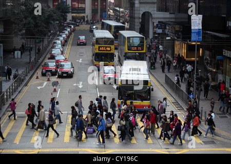 Menschen in der Innenstadt von Hongkong Stockfoto