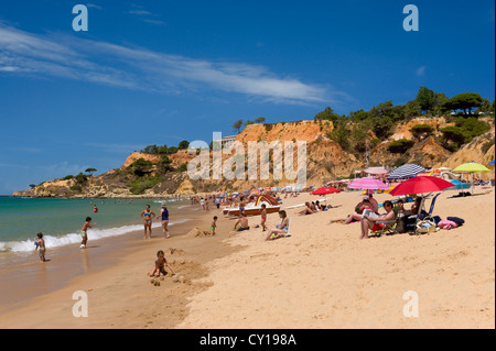 Portugal, Algarve, Praia da Falesia unterhalb des Porto Bay Hotels Stockfoto