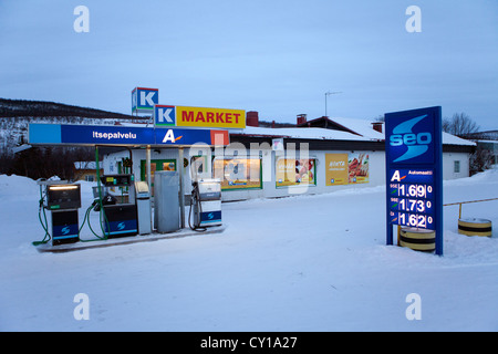 Supermarkt und Tankstelle in Finnland Stockfoto