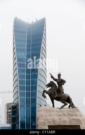 Blue Sky Hotel und Statue von Damdin Sükhbaatar auf dem Pferderücken, Ulaan Bataar, Mongolei Stockfoto