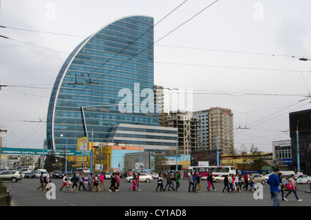 Menschen beim Überqueren der Straße vor Blue Sky Hotel, Ulan Bator, Mongolei Stockfoto