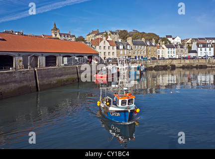 Angelboot/Fischerboot Pittenweem Hafen in Fife Schottland Überschrift für den Fischgründen an einem sonnigen Herbsttag verlassen. Stockfoto