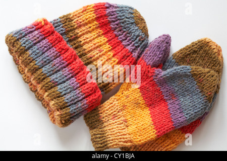 Bunte gestrickte Mütze und Handschuhe auf weißem Hintergrund - zu Hause, Handarbeit Stockfoto