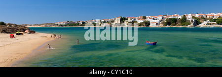 Portugal, Alentejo Küste, Vila Nova de Milfontes, Panoramablick über den Fluss Mira Stockfoto