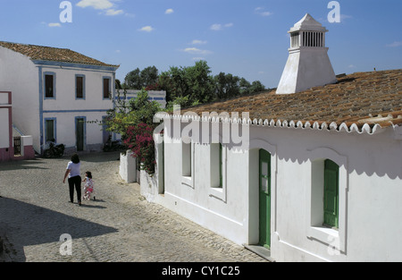 Portugal der Ostalgarve Cacela Velha schmalen gepflasterten Dorfstraße Stockfoto