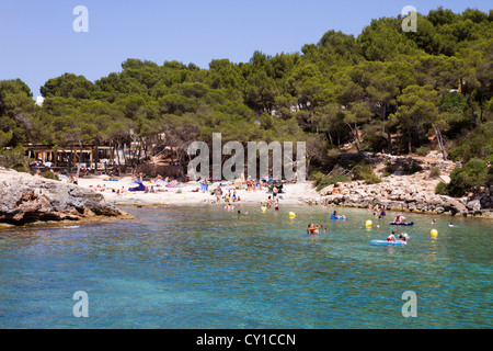 Menschen am Strand in Cala Barca, Santanyi "Bezirk, Ostküste Mallorca Meer Balearen Spanien Stockfoto