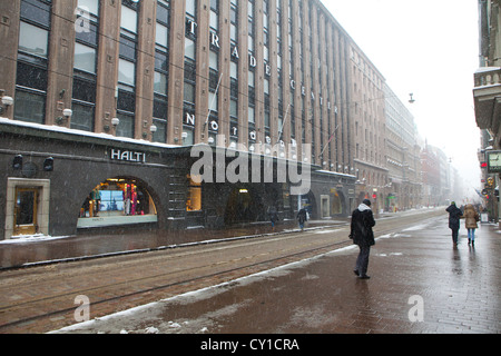 Alexandergatan (Haupteinkaufsstraße in Helsinki) Stockfoto