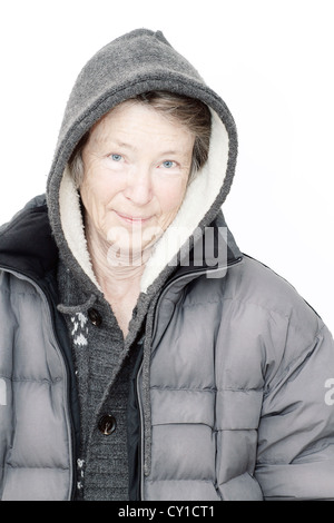 Ältere Frau im Winter Kleidung, tragen Kapuzenjacke, Porträt, Lächeln Stockfoto