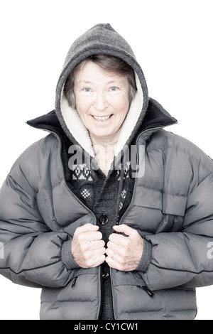 Ältere Frau im Winter Kleidung, tragen Kapuzenjacke, Porträt, Lächeln Stockfoto