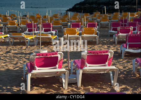 Bunten Liegestühlen am Strand von Playa de Mogan Gran Canaria Kanaren Spanien Stockfoto