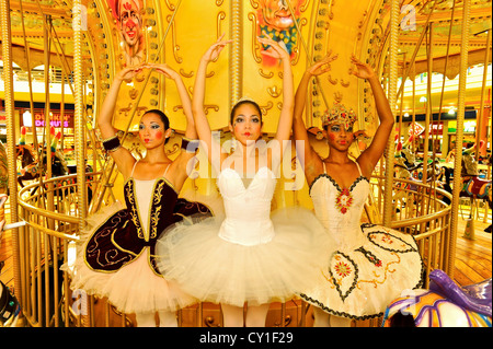 Nationales Ballett von Panama Tänzer posieren als Puppen zu einem fröhlichen Runde zu gehen. Stockfoto