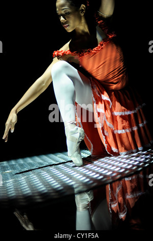 Ein Tänzer des National Ballet of Panama in Einklang zu bringen. Stockfoto