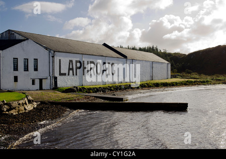 Eines der Gebäude bei Laphroaig Malt Whisky-Destillerie, Islay, Schottland von der Küste aus gesehen. Stockfoto