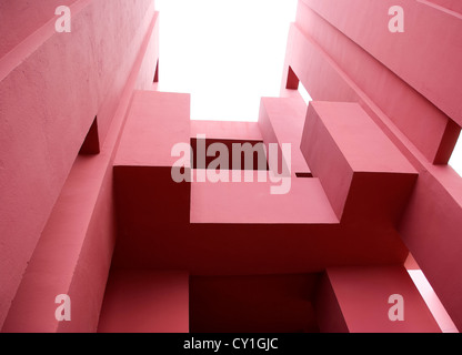 Blick auf La Muralla Roja, einem Komplex von 50 Wohnungen von Ricardo Bofill entworfen und befindet sich in Calpe (Calp) Spanien Stockfoto