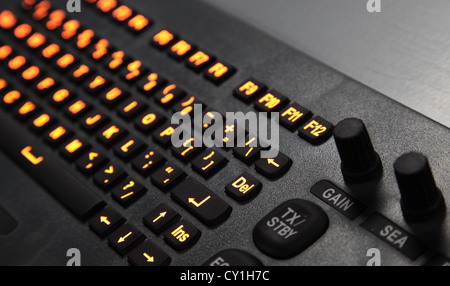 Fragment der bunt beleuchtete industrielle Tastatur im Dunkeln. Selektiven Fokus Stockfoto