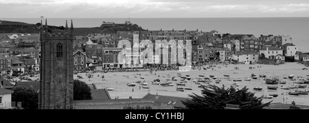 Sommer am Meer, Hafen und Blick auf den Strand, St Ives Stadt, St Ives Bay, Cornwall County; England; UK Stockfoto