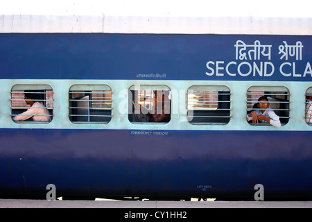 Indische Leute im Zug Blick aus dem Fenster Stockfoto