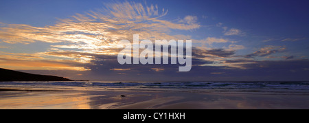 Panoramabild Sonnenuntergang Farben, Porthmeor Beach, Stadt St. Ives, Cornwall County; England; UK Stockfoto