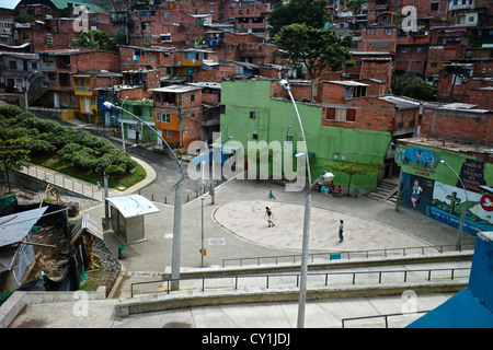 Der Hang-Gemeinschaft von Santo Domingo in Medellin auch bekannt als Comunas. Stockfoto