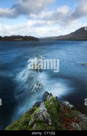 Bewegte Wasser auf einem See bei Kailpot Crag, Ullswater, Lake District, Cumbria, England Stockfoto