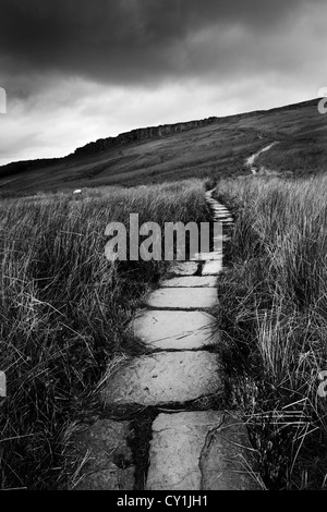 Einen Stein Weg ab in die Ferne auf Moorland im Winter. Haken, Auto, Peak District, Derbyshire, England Stockfoto