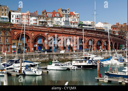 Ansicht von Ramsgate Yacht Marina, mit Blick auf die Stadt und die königliche Parade. Stockfoto