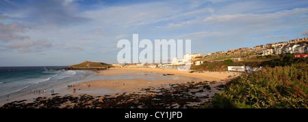 Panoramabild Sonnenuntergang Farben, Porthmeor Beach, Stadt St. Ives, Cornwall County; England; UK Stockfoto