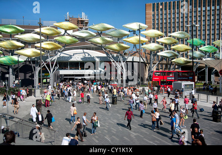 England. London. Massen von Menschen außerhalb Stratford Einkaufszentrum zeigt die Skulptur "Stratford Shoal". Stockfoto