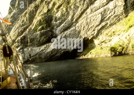 Hohe Klippen, Himmel voll von Seevögeln, Scuba Diving, Dichtungen, unterirdischen Felsen Bögen, Taucher, Tauchen Schiffe, St Kilda, Schottland, UK Stockfoto