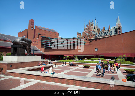 England. London. Euston Road. Die British Library Gebäude & Hof zeigt eine Skulptur von Isaac Newton von Eduardo Paolozz... Stockfoto