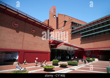 England. London. Euston Road. Die British Library-Gebäude und vor dem Eingang Innenhof. Stockfoto