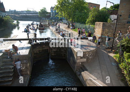 England. London. Camden Lock. Menschen und Regents Canal Schleusen. Stockfoto