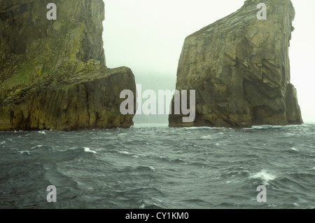 Hohe Klippen, Himmel voll von Seevögeln, Scuba Diving, Dichtungen, unterirdischen Felsen Bögen, Taucher, Tauchen Schiffe, St Kilda, Schottland, UK Stockfoto