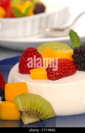 Köstliche Kokos Pannacotta mit frischen tropischen Früchten Stockfoto