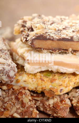 Verschiedene Arten von englischen Toffee mit einer Vielzahl von Schokolade und Nüssen mit einer geringen Schärfentiefe. Stockfoto