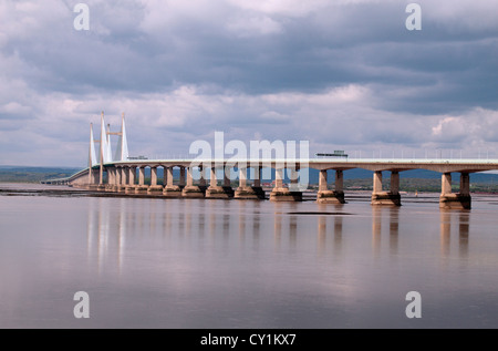 Der zweite Severn Crossing Mautbrücke von Severn Strand, South Gloucestershire, UK betrachtet. Stockfoto