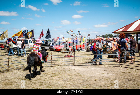 Ponyreiten im ländlichen fair Clunes Jahresausstellung in Clunes, Victoria, Australien. Stockfoto