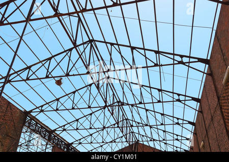 Dachstühle von einem Hangar in verlassenen mine Stockfoto