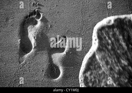 Zwei Fußspuren im Sand, gelöscht werden soll Stockfoto