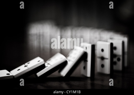 Der Domino-Effekt in schwarz / weiß Stockfoto