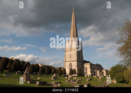 Das Gelände von der Pfarrkirche St. Mary, Painswick, Gloucestershire, UK. Stockfoto