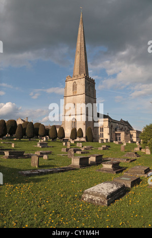 Das Gelände von der Pfarrkirche St. Mary, Painswick, Gloucestershire, UK. Stockfoto