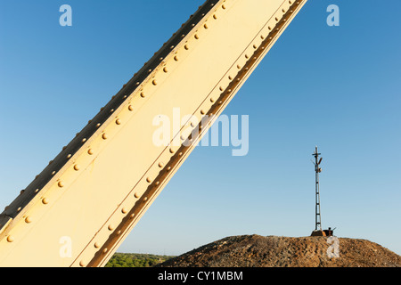 Rostige Fördergerüst in der verlassenen mine Lousal, Grandola, Portugal Stockfoto