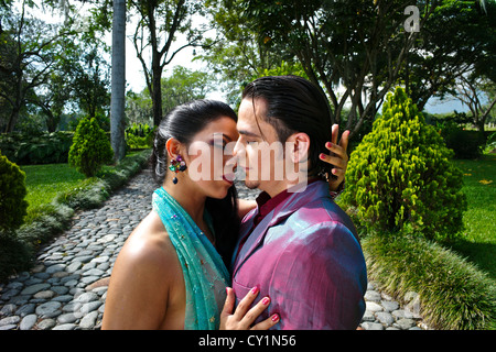 Professionelle Tänzer teilen einen intimen Moment im Garten des Museums. Stockfoto