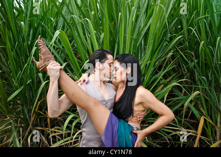 Kolumbianische Tänzer die Salsa in einer Zuckerrohr-Plantage. Stockfoto