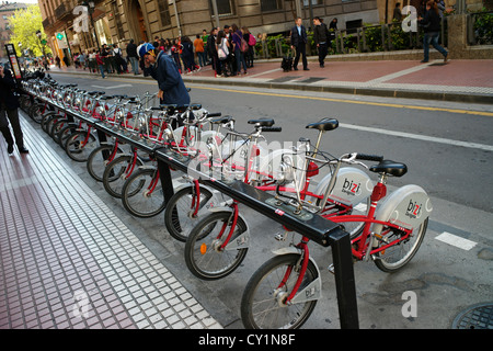 Fahrrad-Mietstationen bevölkern die Stadt von Saragossa. Stockfoto