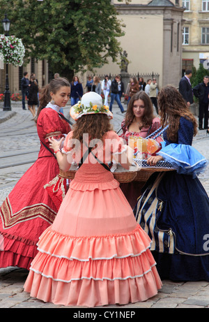 Ukraine, Lemberg, junge Frauen in Tracht, Stockfoto