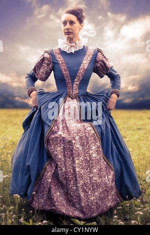 eine Frau in einem Renaissance Kleid auf einer Wiese Stockfoto